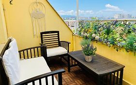 Stylish Magenta Apartment - Terrace & Free Parking